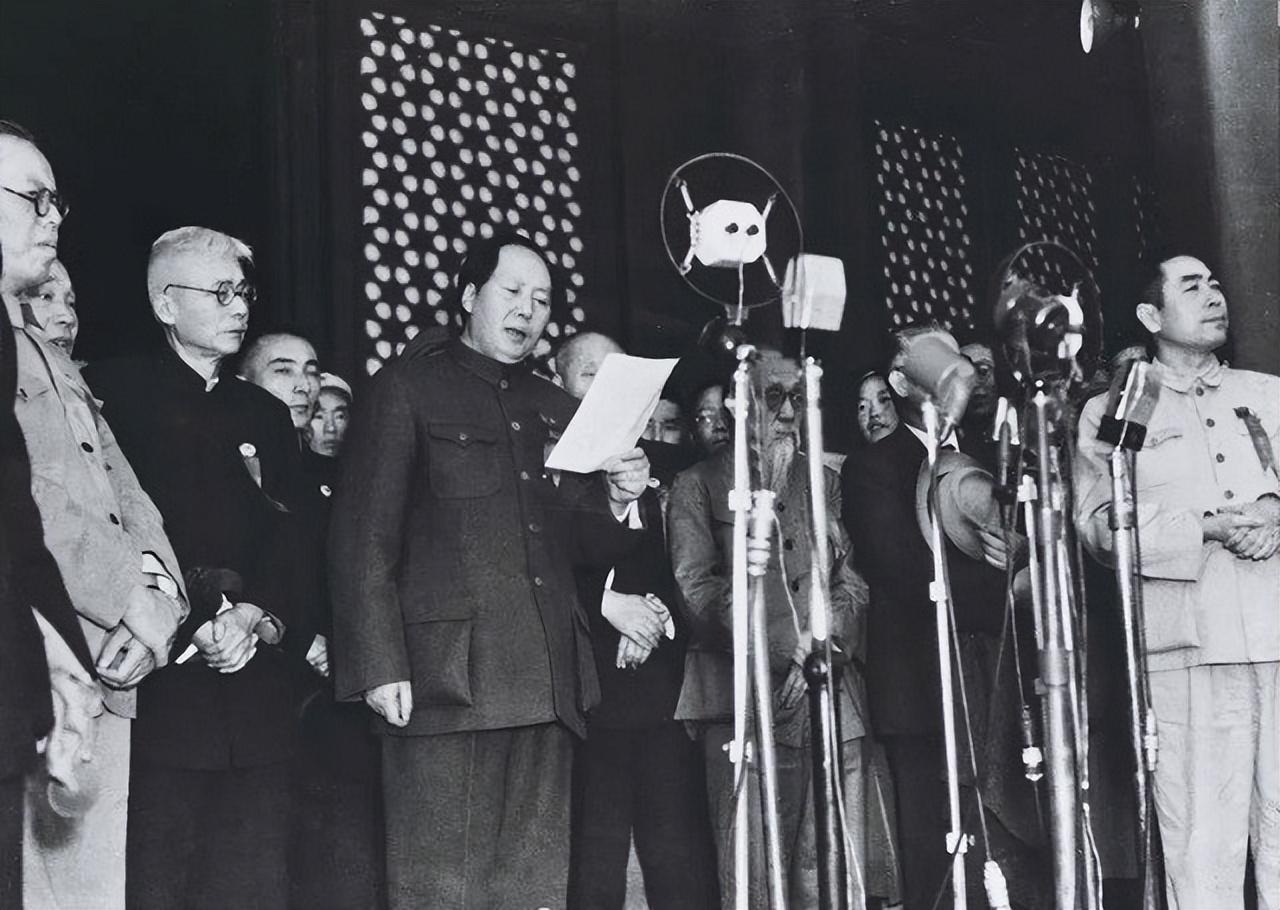 1949年开国大典举行那天，败逃到广州的蒋介石在做什么？
