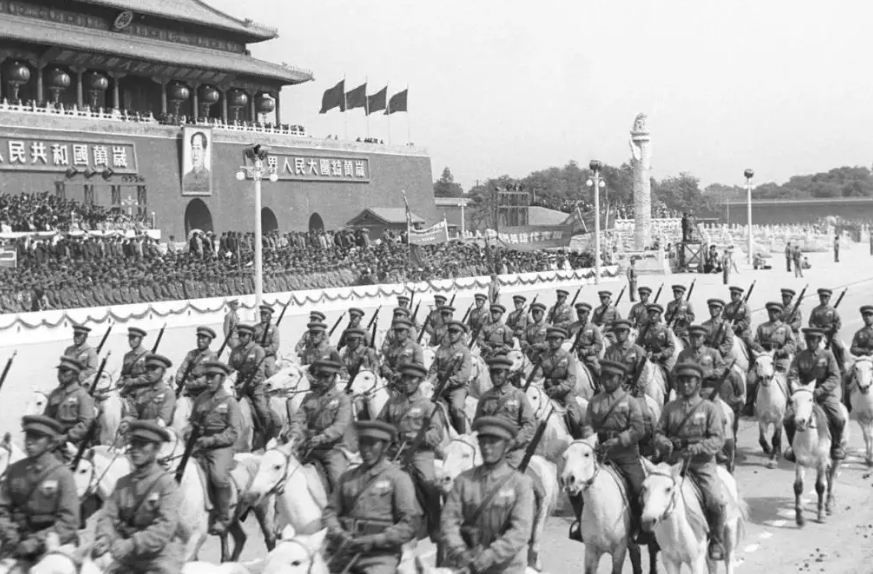 1949年开国大典举行那天，败逃到广州的蒋介石在做什么？