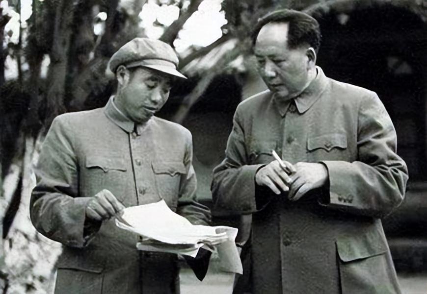 1976年毛主席去世后，中央召开紧急会议，围绕一个问题争论良久