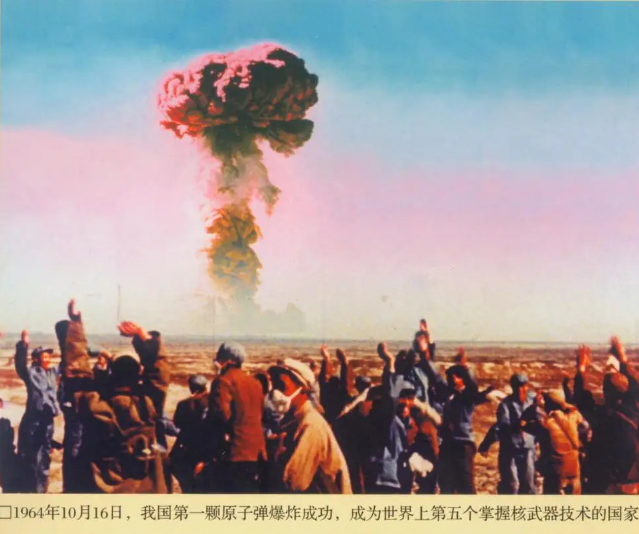 64年我国原子弹研究成功，毛主席为何命令：暂不公开，先通知日本
