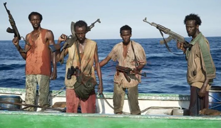 2001年7名索马里海盗打劫中国渔船，反被渔民生擒，大喊：我投降