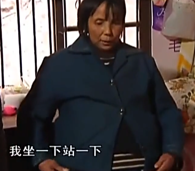 重庆农妇得怪病，肚子大得吓人，因没钱看病，自己拿刀剖腹自救