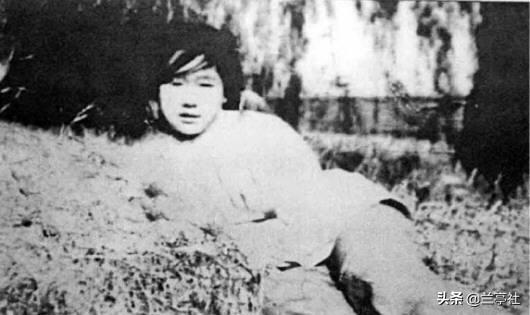 18岁女壮士血战台儿庄，用石头砸死日军官，牺牲60年后身份才曝光