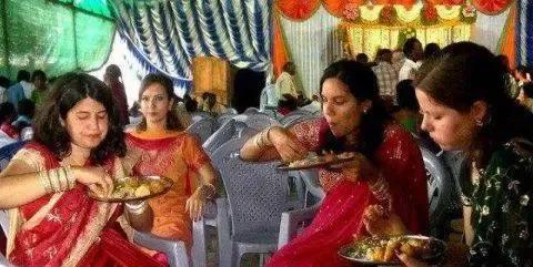 印度全民用手抓吃饭的奇葩习俗，究其原因竟如此简单