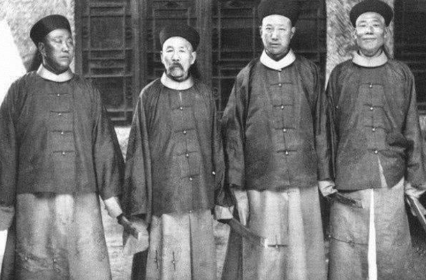 清朝时期，官绅赴日考察的人员构成，具有什么特征？
