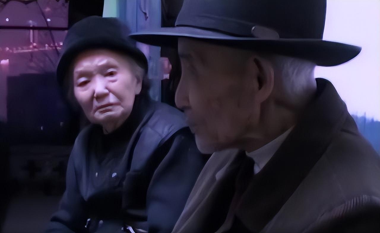 1997年，重庆80岁老人黄昏恋，新婚夜丈夫流泪：我60年前就娶过你