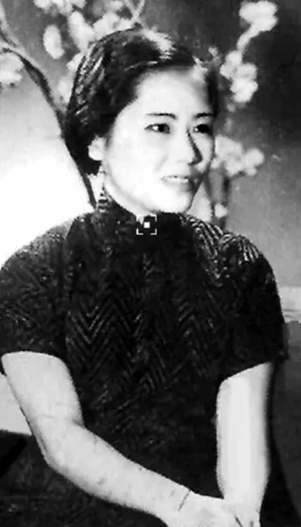 她为美国制造原子弹，死后魂归家乡，墓碑上写：一个永远的中国人