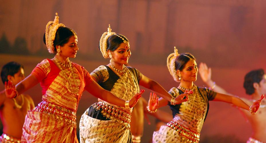 毗湿奴派女歌手表演活动的衰败，表明女性就业获得平等待遇的艰难