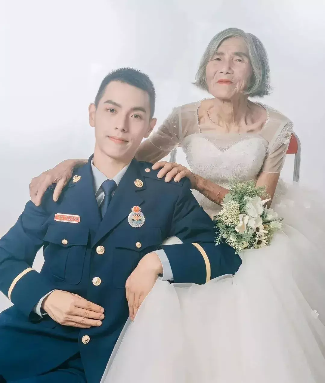24岁小伙和85岁老太太，相差61岁的“婚纱照”，背后是大爱无疆