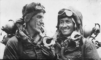 1960年，中尼因珠峰归属陷入僵局，我国北坡绝地登顶放上五星红旗