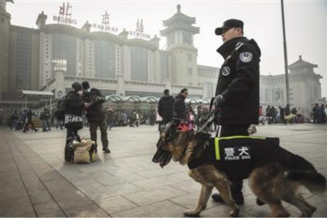 80年北京车站爆炸，嫌疑人身份成谜，现场发现三粒小米成破案重点