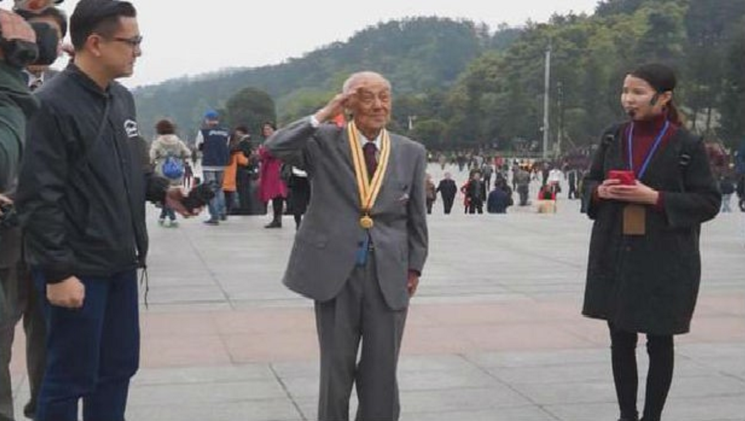2016年，96岁日本人来中国，身带“解放军”勋章：我是八路军战士