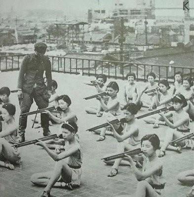 二战期间，日本女兵为何多穿裙？除节省布料，还有个原因难以启齿