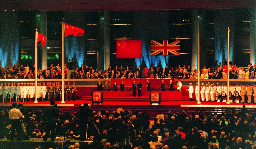 1982年撒切尔夫人妄图拒还香港，邓小平：中国人打仗是不怕死的