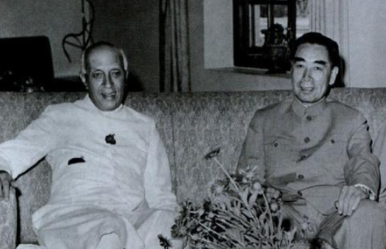 1960年记者质问周恩来：为何说西藏是中国的？总理一比喻轻松反击