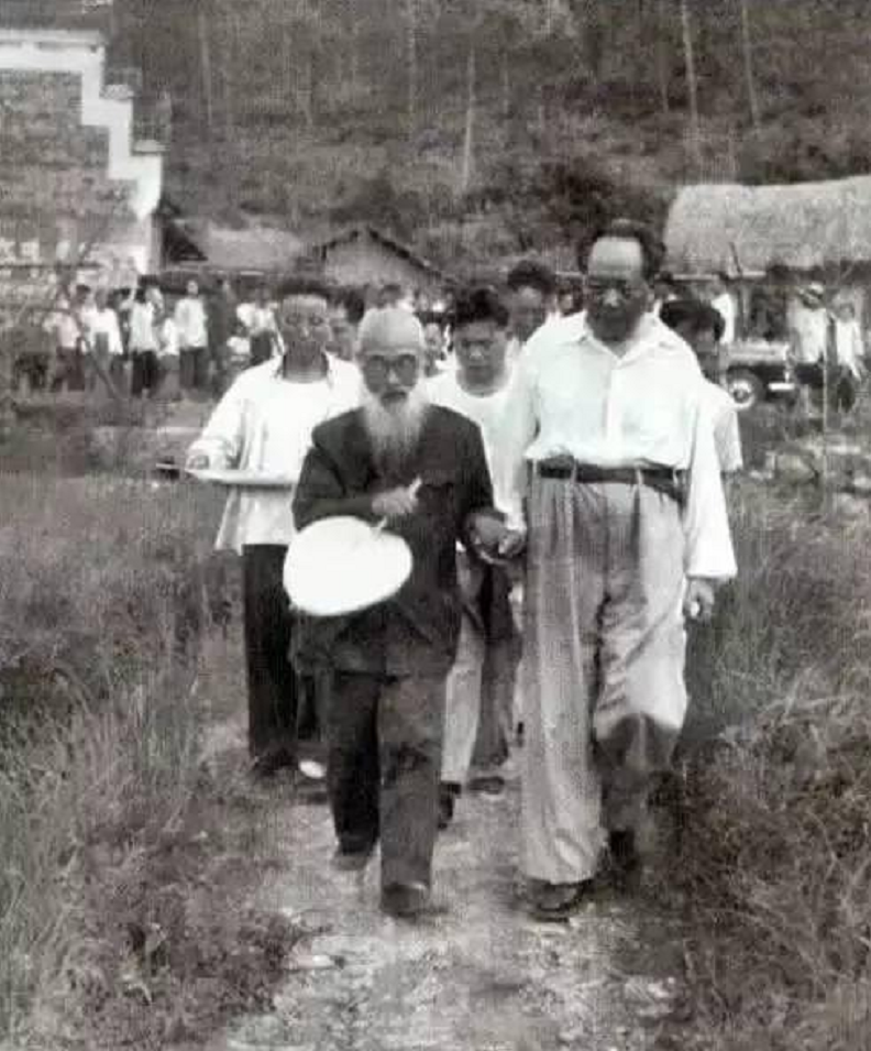 1929年敌人要挖毛主席祖坟，堂兄舍命保护，建国后主席如何报答？