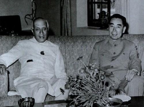 1960年英国记者问：为何说西藏是中国的？周总理的回答让对方语塞