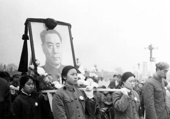毛主席逝世后，53个国家降半旗致哀，华国锋悼词引百万群众痛哭