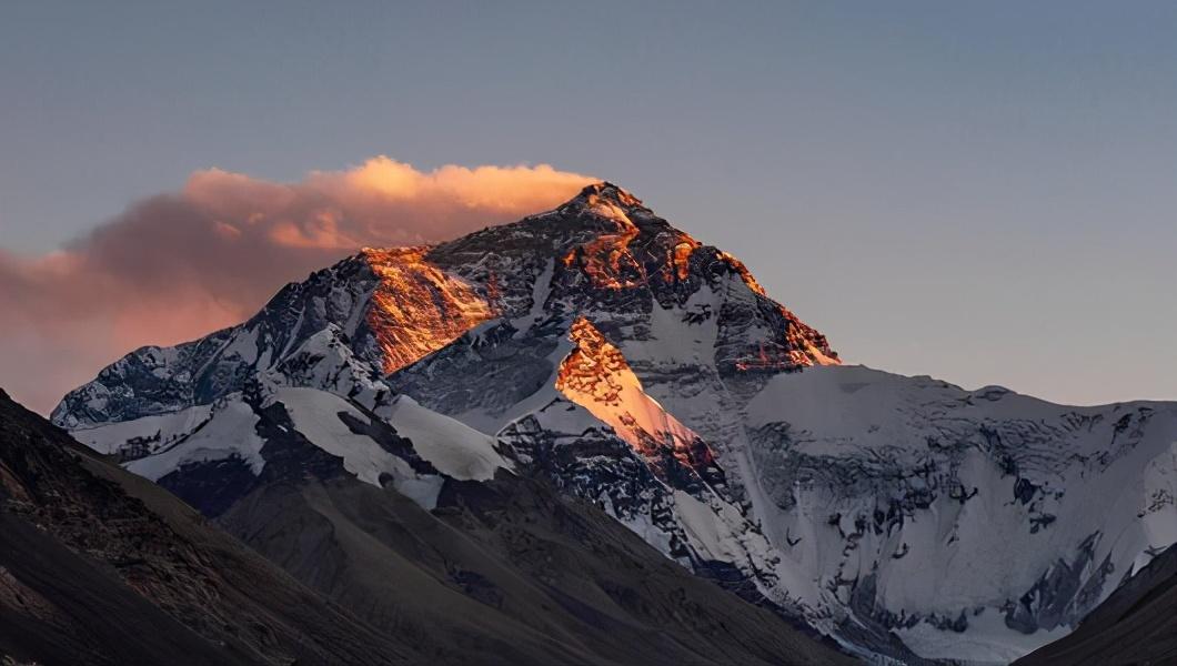 珠穆朗玛峰上，存在了25年的“绿靴子”，为何至今无人掩埋？