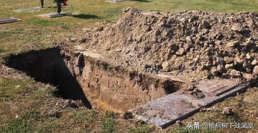 中国人祖坟传说：坟上树被守墓人砍了，巧合的是家里不久连死3人