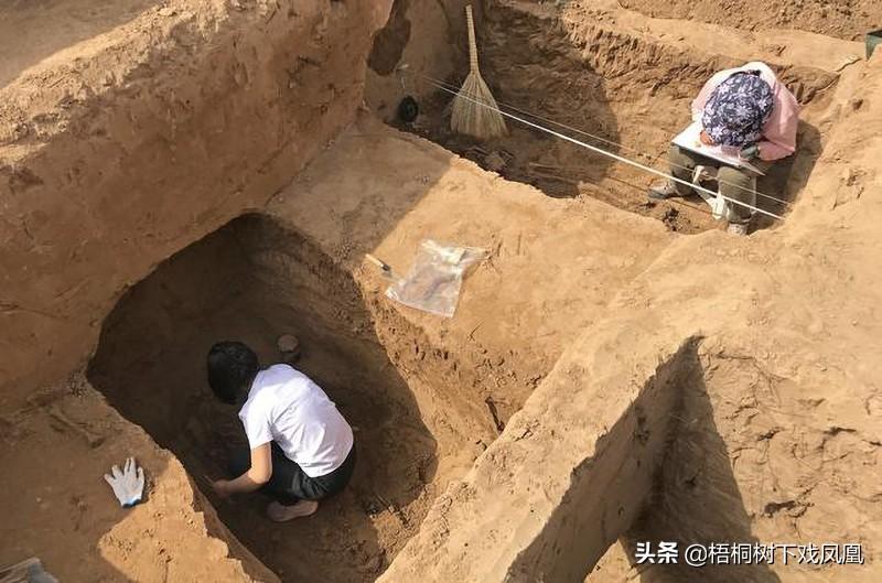 考古发现被同伙谋害的最惨古代盗墓者，尸体悬于洞中，颅顶被砸裂