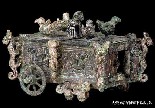 先秦古墓中出土一件青铜器，造型奇特，证实古时使用残疾人的记载