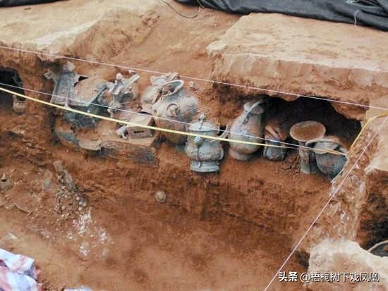 考古人员在墓道挖出身首异处人骸，疑是被害盗墓者，分析后更可怕