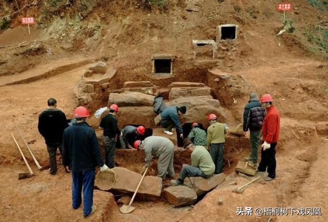湖北“芈月哥哥葬地”发现古墓，盗洞刚好挖在棺室，出土特别之物