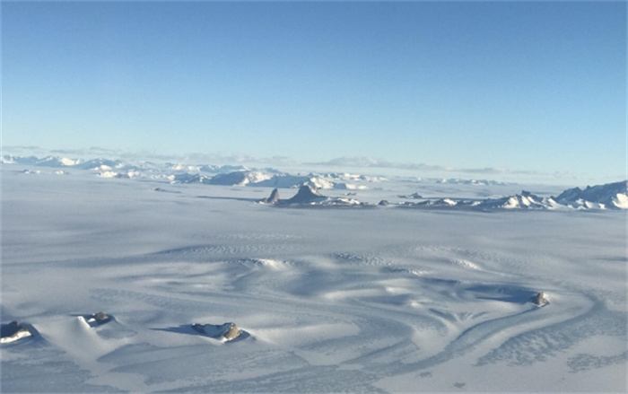 南极冰盖下方有异象？科学家发现神秘洞穴，存在人类没见过的生命