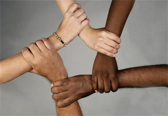 祖先都来自非洲为何黑人和白人肤色差距这么大有何蹊跷