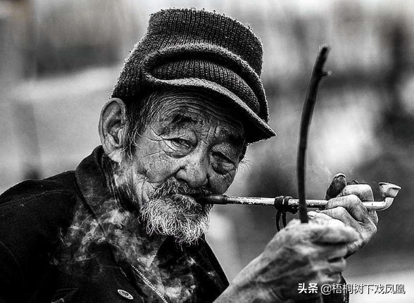 考证发现中国人在汉唐时已抽烟，而非明代始，但是“吃烟”