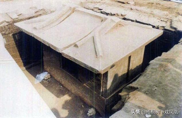 自家墙边挖沟挖出中国古代外籍外交官墓，考古时数十专家现场观摩