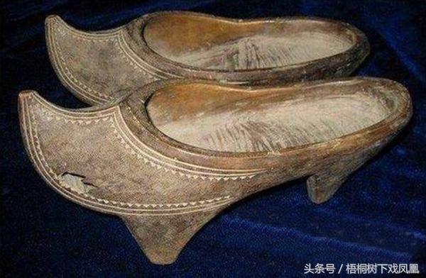 过去女人有在闺房用绣鞋占鬼卦的习惯，为何叫“鬼卦”？