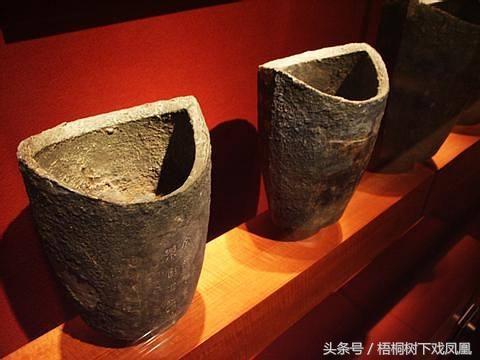 中国先秦时期公厕已有标准化要求，围墙很高，偷窥困难