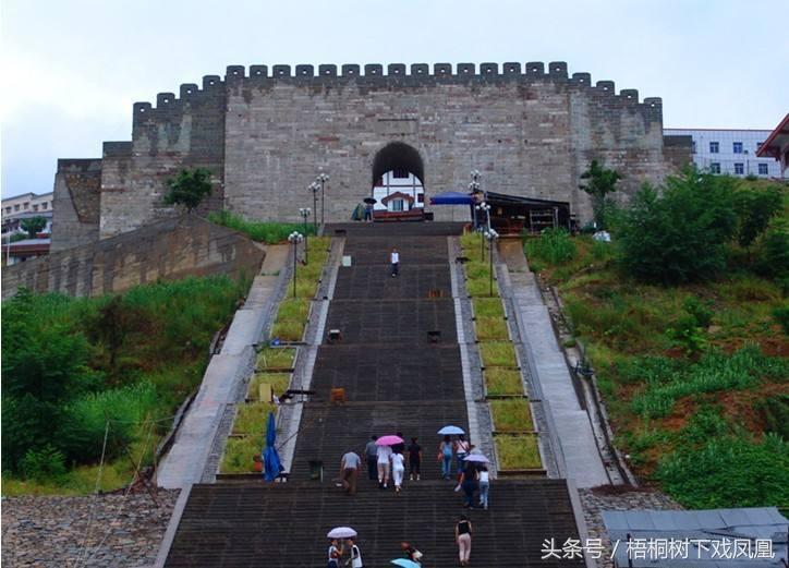 央视《新闻30分》披露，三峡工程考古中曾在重庆奉节寻找刘备墓