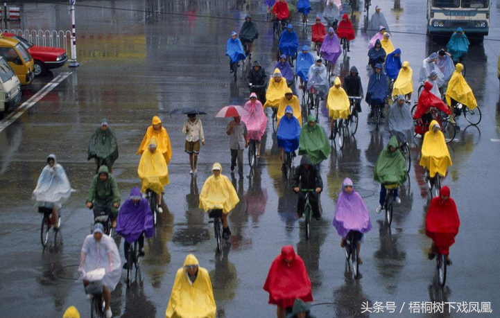 国庆多雨，雨天出行真麻烦，中国古人发明了一种雨天用具，很管用