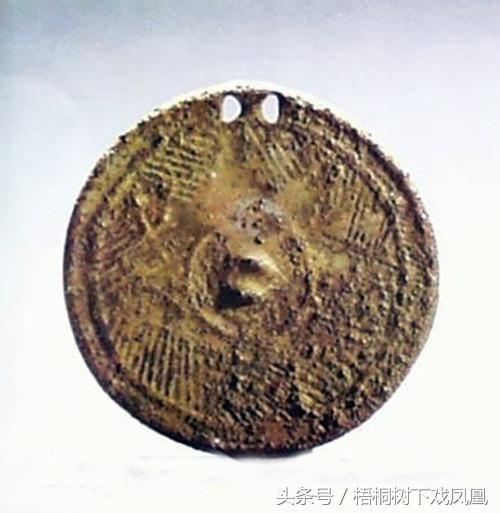 从一墓里挖出中国最古老铜镜，放置于40岁男墓主胸前，用意待解