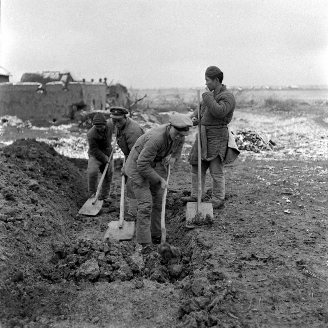 这位集团军总司令调3个运输连挖宝，士兵不懂盗墓，棺被硬挖出来