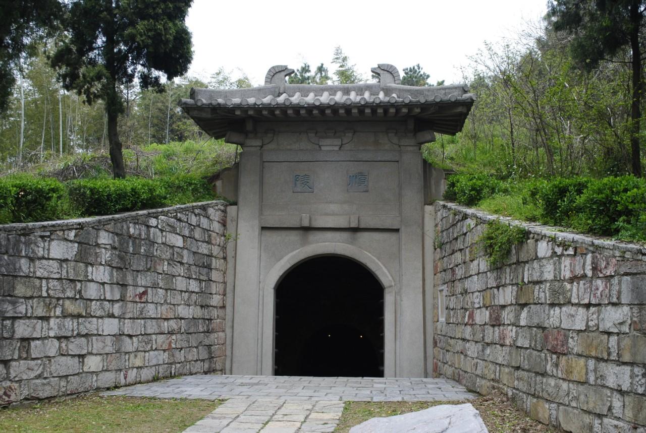 新中国第一个发掘帝王陵并非北京明定陵，因盗墓贼先挖才考古