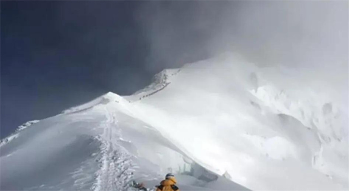 珠穆朗玛峰怎么了 山顶发现不该存在的东西 科学家：不是好事