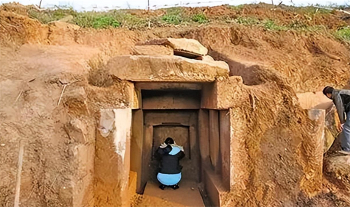 98年南京挖出朱元璋女儿墓 发现竟有活人居住在此 还睡在棺椁上