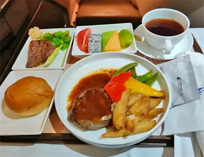 中美两国的飞机餐 都有什么区别（飞机饮食）