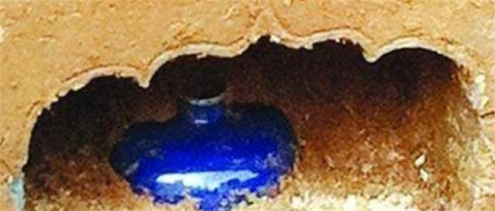 南京发现锦衣卫古墓 墓中出土一“海之蓝酒瓶” 价值十几个亿