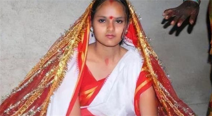印度的“圣女”文化  表面光鲜亮丽  其实沦为和尚们的玩物