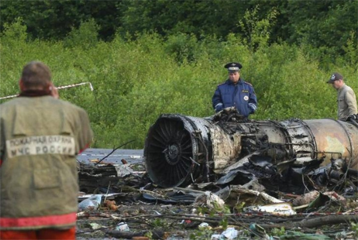2004年俄罗斯两架飞机离奇坠毁，现场发现了神秘女尸，将真相还原