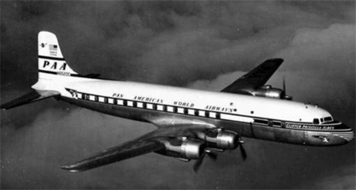 一架飞机离奇失踪，35年后又一次出现机场，50名乘客容颜未老
