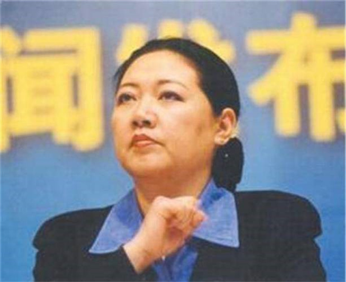 打工女皇吴士宏 初中学历 在公司端茶送水 工作12年 年薪1亿