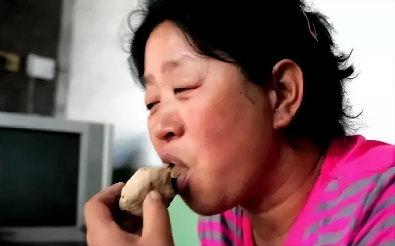 河北农妇拿土当零食，54年吃掉5吨土，医生检查后：身体无异常