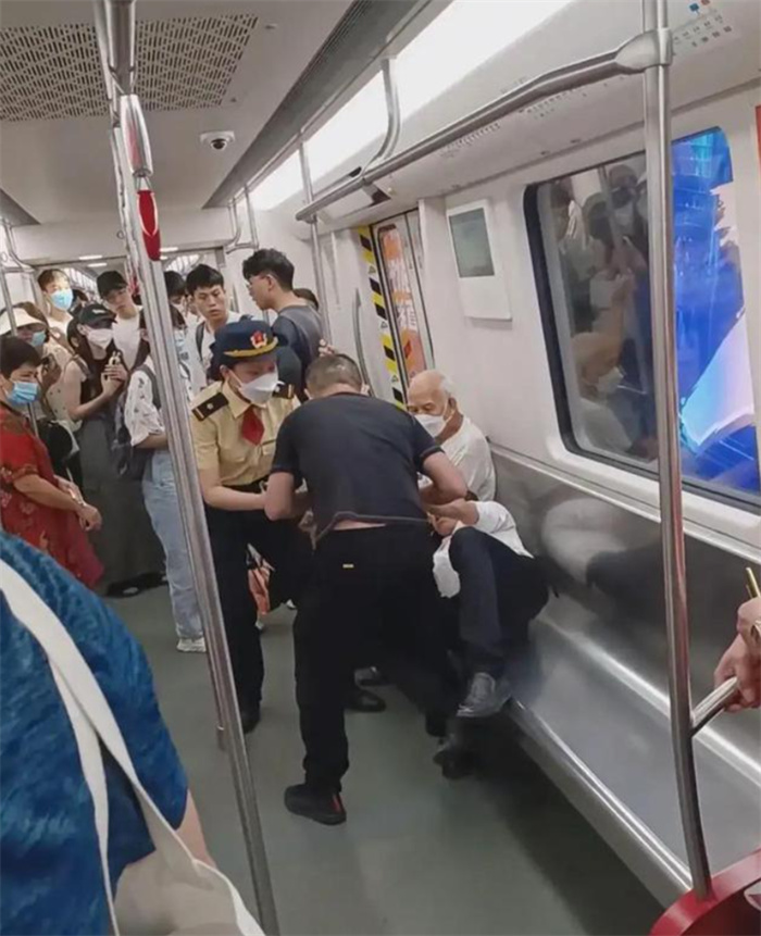 大叔和大爷在地铁上抢占座位 被一旁的乘客捶脸