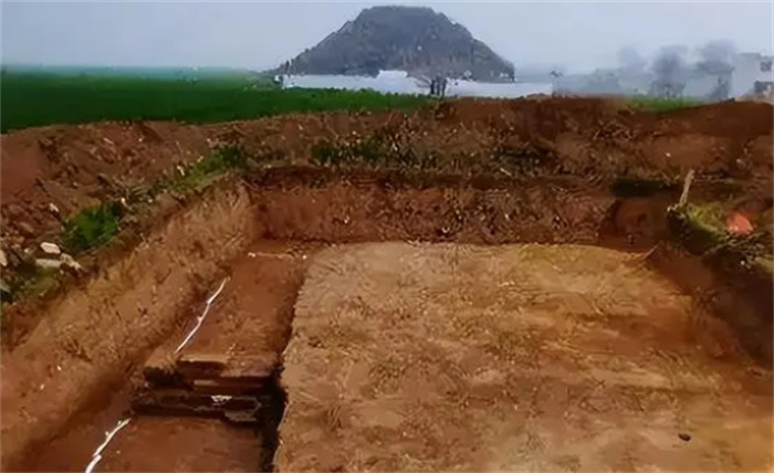 陕西古墓发现国宝重27吨，墓主身份很难认，老农大喊：我知道
